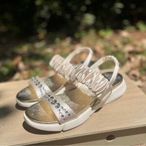 🆕 NEW. Lauren Lorraine White and Silver Sandals. Stylish  Size 8